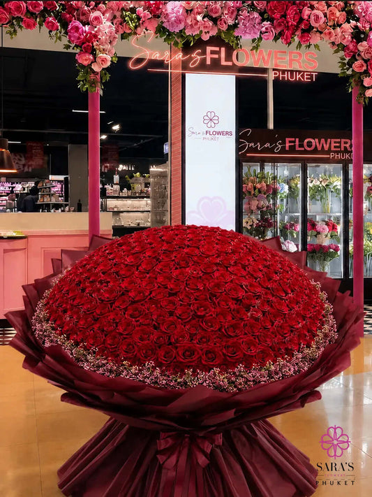 The Everest 1000 luxury bouquet with one thousand red roses by Sara’s Flowers Phuket