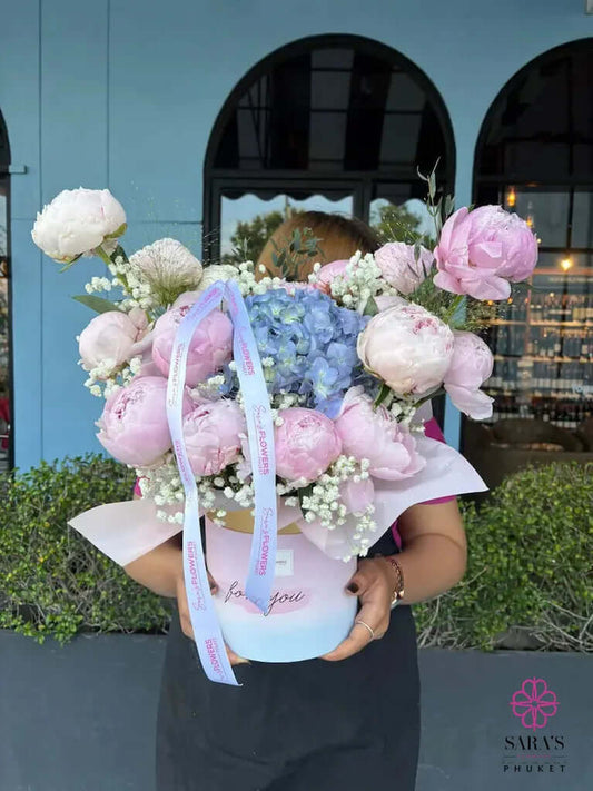 Premium pink peony and blue hydrangea hat box by Sara’s Flowers Phuket