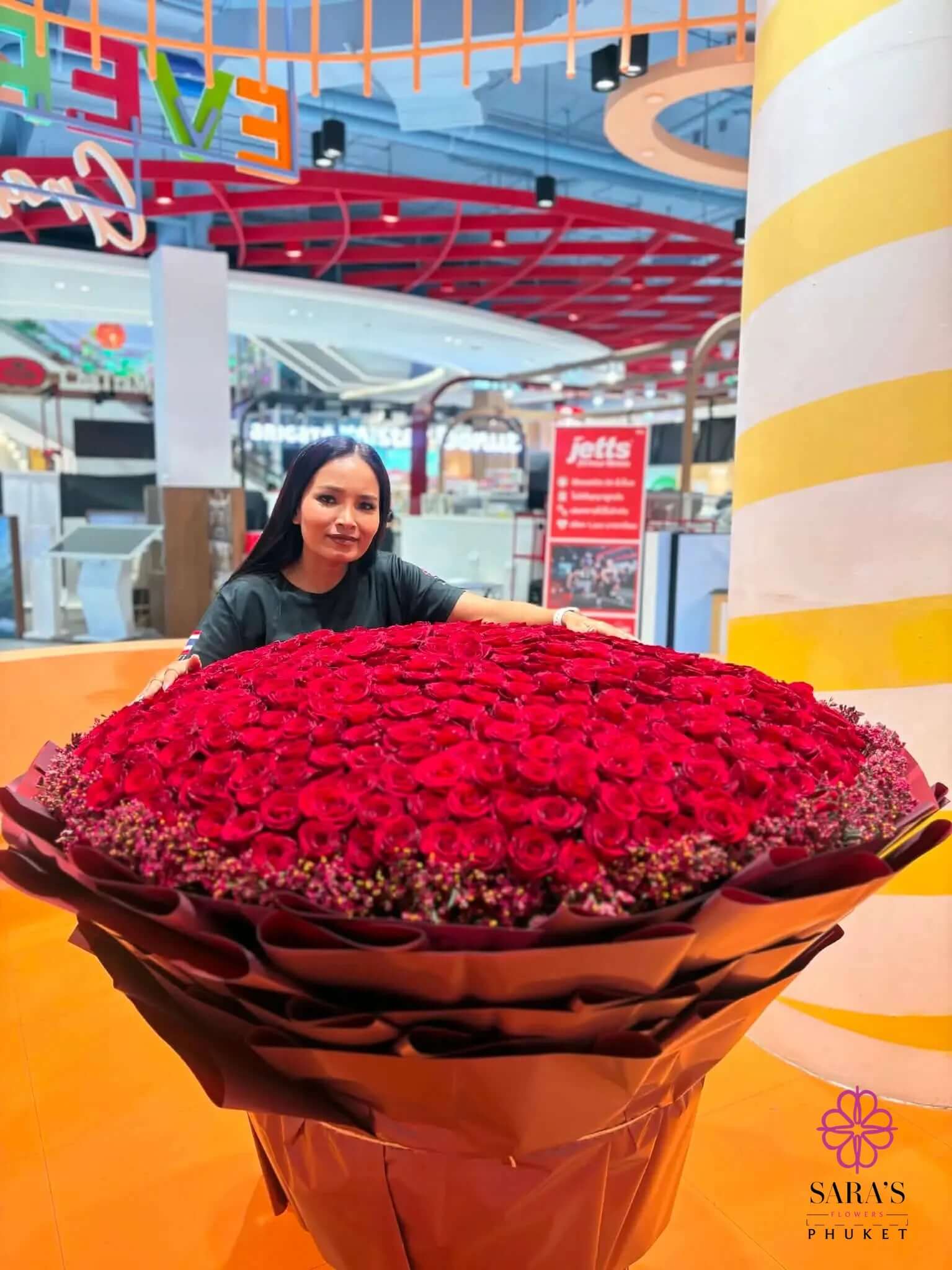 The Royal 501 luxury bouquet with 501 red roses by Sara’s Flowers Phuket
